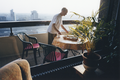 360060 Afbeelding van een man die koffie serveert op het balkon van een appartement in het Gildenkwartier van het ...